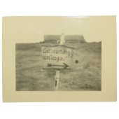 Photo of the german street sign with inscription Entlassung Anlage-Relax room